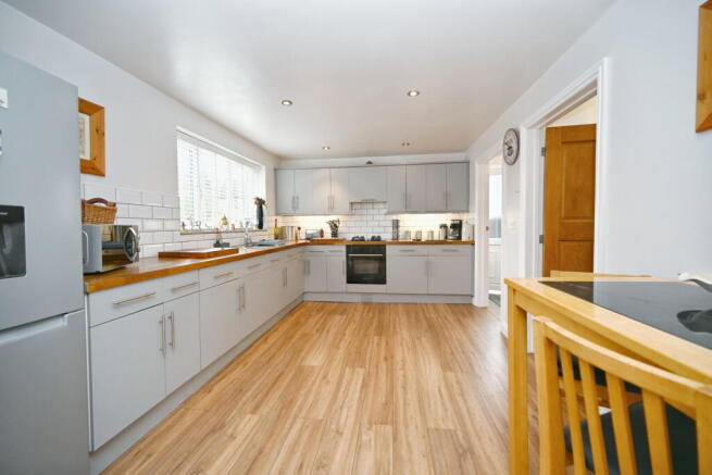 4 bed Detached for sale Image 4