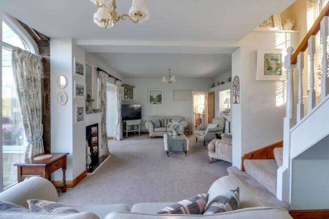 5 bed Semi-Detached for sale Image 5