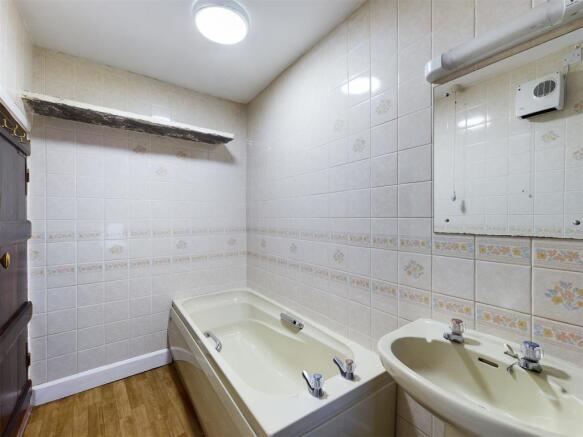 BathroomWC.jpg
