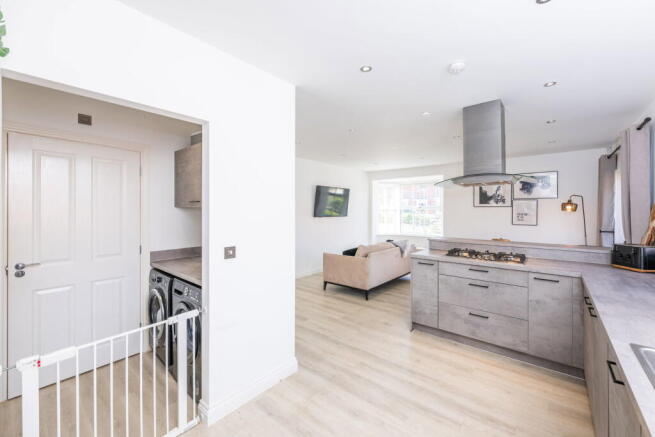 4 bed Detached for sale Image 8