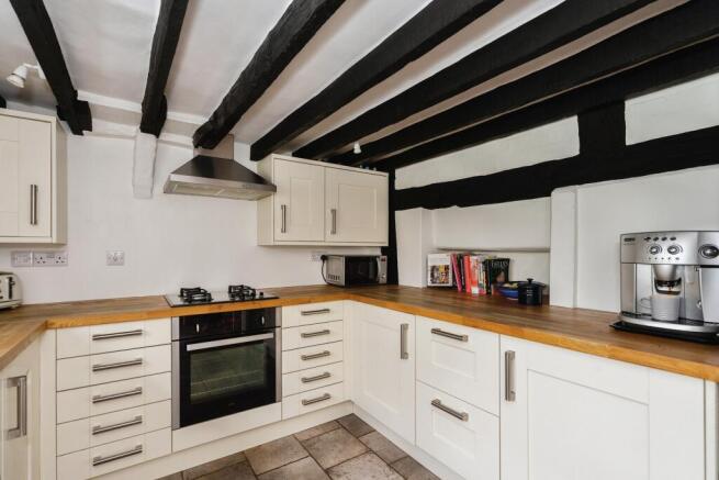 Fully fitted kitchen