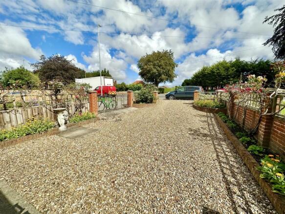 shingled area to the front garden.JPEG