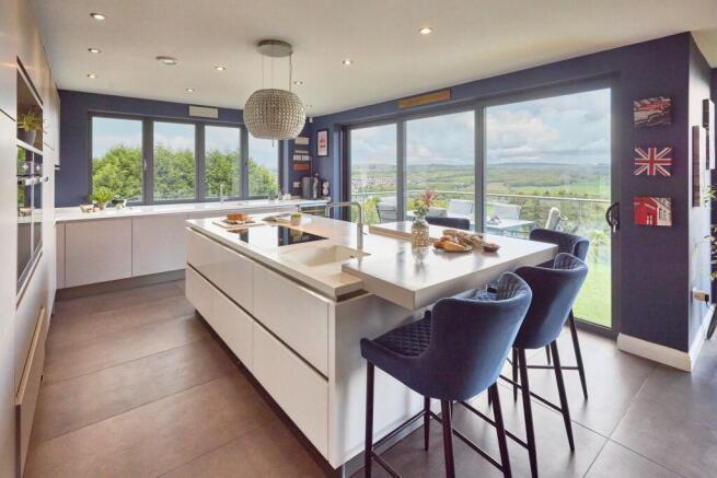 6 bed Detached for sale Image 6