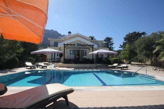 A beautiful 3 bedroom resale villa 10m x 5m heated swimming pool, fully furnished,Title deed in the owner?s name VAT paid Image 9999 2