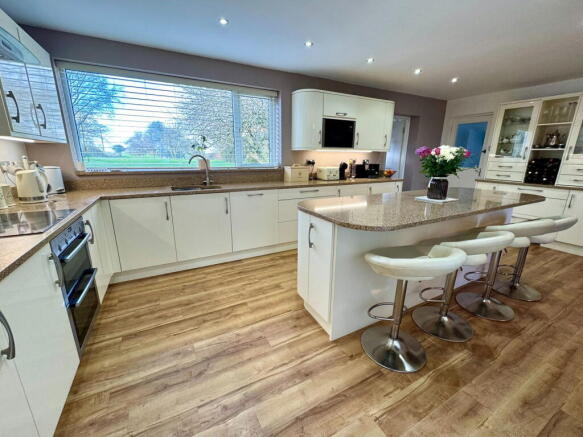6 bed Detached for sale Image 4
