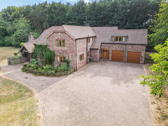 5 bed Detached for sale Image 4