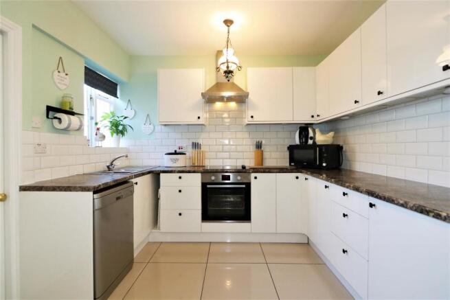 MODERN FITTED KITCHEN