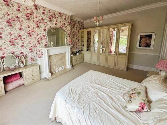4 bed Detached for sale Image 11