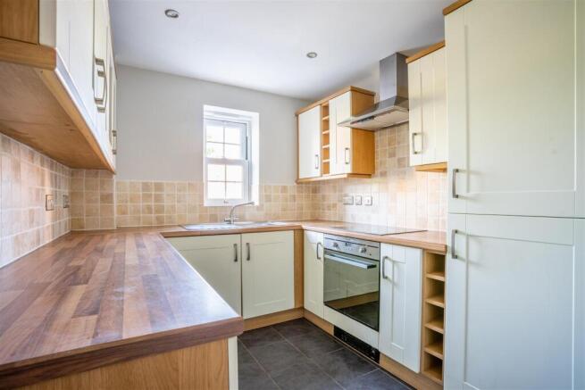 2 bed Apartment to rent Image 4