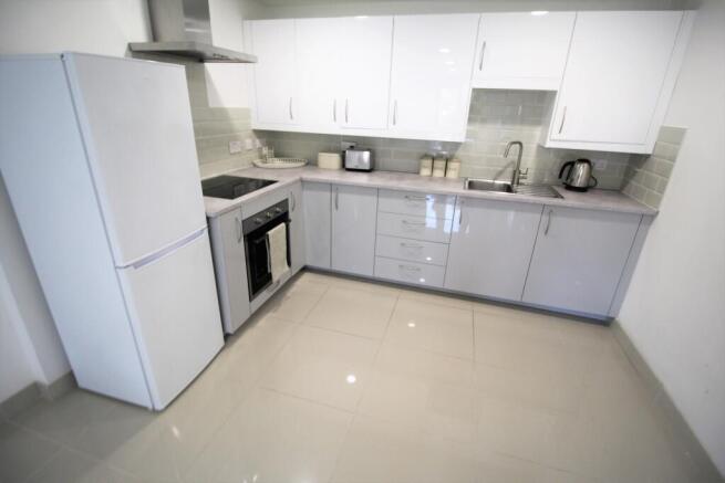 3 bed Flat to rent Image 7
