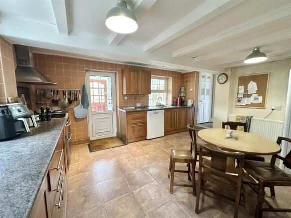4 bed Detached for sale Image 7