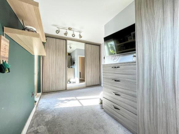 5 bed Link Detached House for sale Image 11