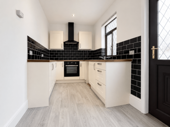 3 bed flat to rent Regents Close, London CR3