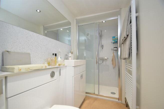 En-suite to bedroom 1