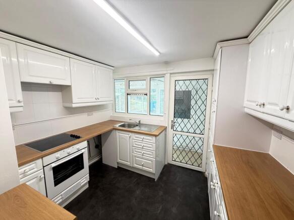 2 bed Semi-Detached Bungalow to rent Image 6