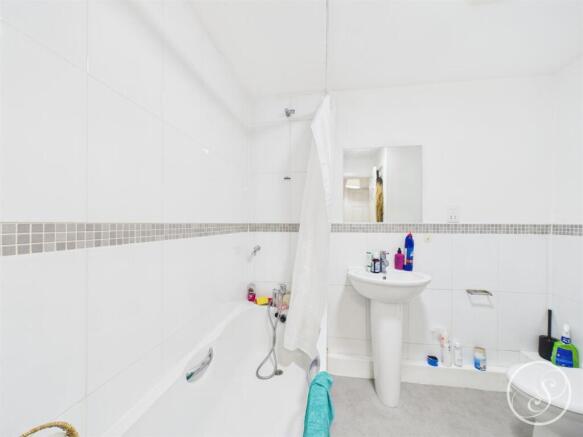 2 bed Flat for sale Image 11