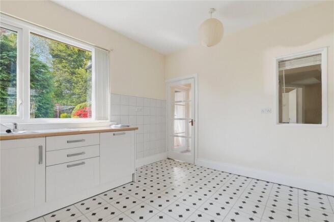 4 bed Semi-Detached to rent Image 8