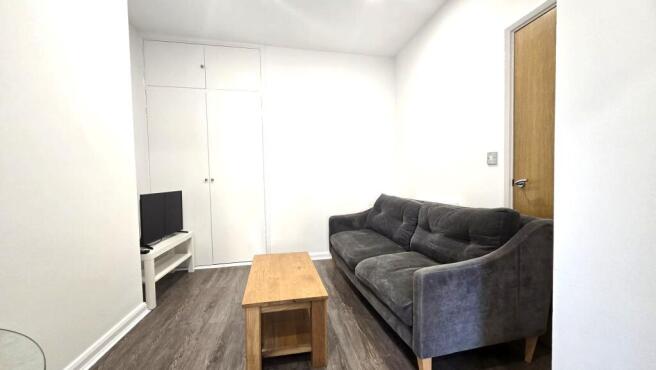 3 bed Apartment to rent Image 9