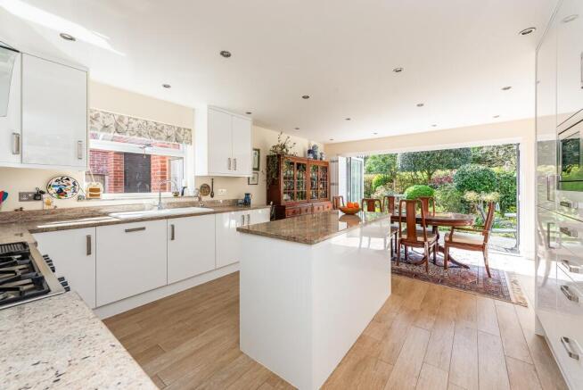 KITCHEN/BREAKFAST ROOM