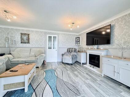 Generous living areas & off-road parking in sought after Stepshort, Belton
