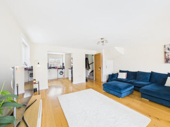 CAM01984G0-PR0545-STILL019