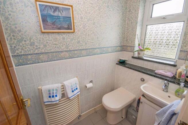 SHOWER ROOM & WC