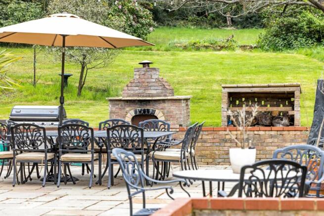 outside dining & pizza oven
