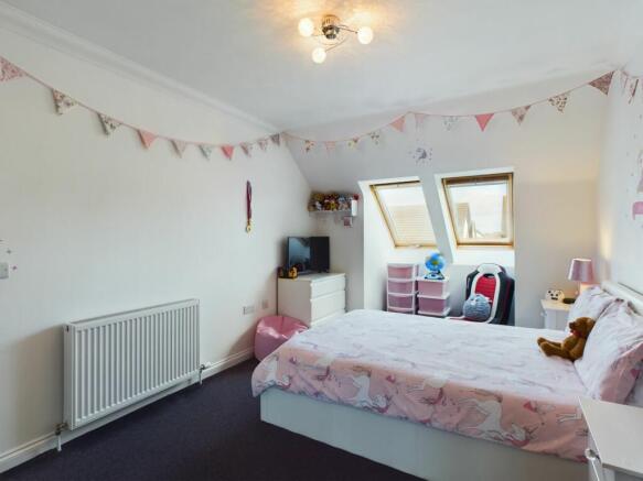 Double bedroom with mirrored double wardrobes