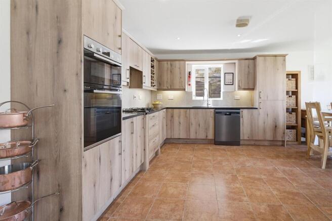 5 bed Detached for sale Image 4