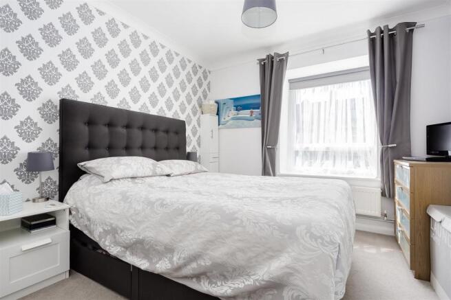 flat-Frobisher-Court-station-approach-cheam-101.jp