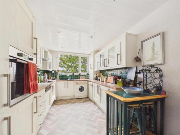 BREAKFASTING KITCHEN