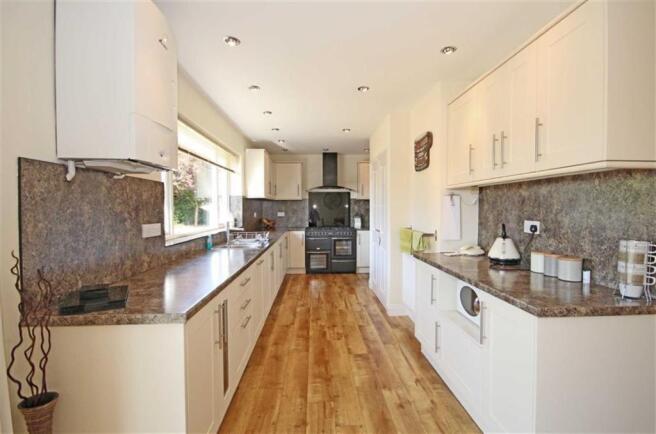 KITCHEN/DINING ROOM