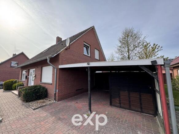 Ansicht mit Doppelcarport