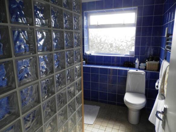 En-suite Showe...