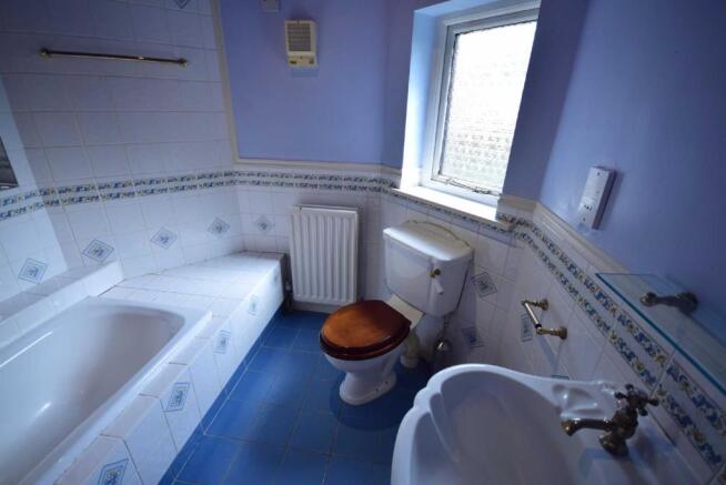 EN-SUITE BATHROOM: