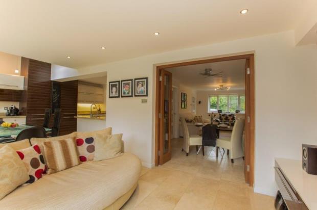 Open Kitchen/Lounge