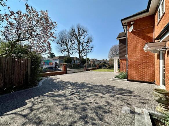Driveway/Garage