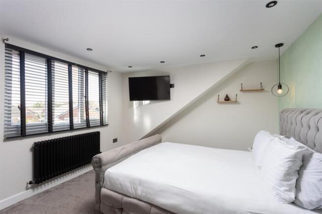 4 bed Semi-Detached for sale Image 12