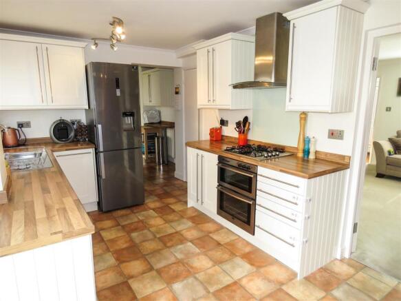 KITCHEN/DINING ROOM