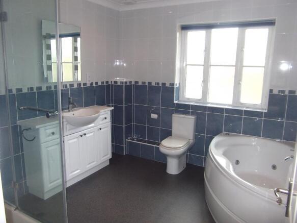 EN SUITE BATHROOM