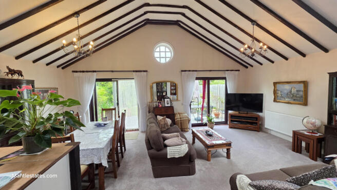 DINING/LOUNGE AREA