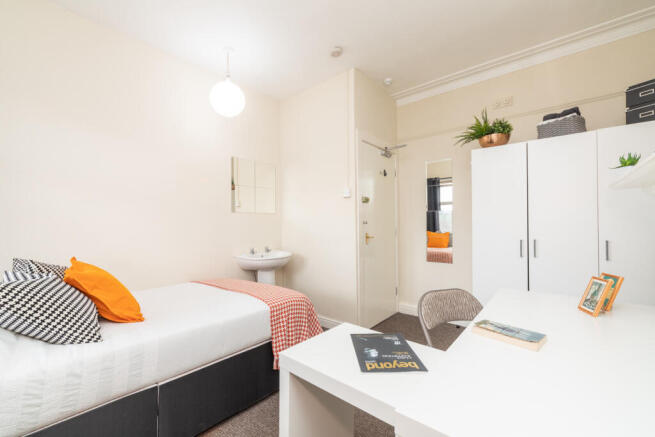 8 bed End of Terrace to rent Image 9