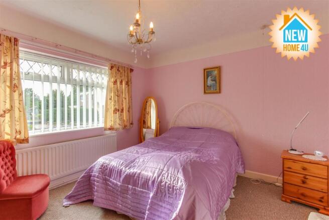 MAIN BEDROOM: