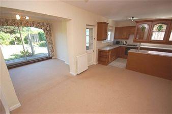 DINING AREA (L-SHAPED ROOM)