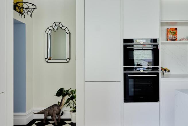 5 bed Town House for sale Image 5