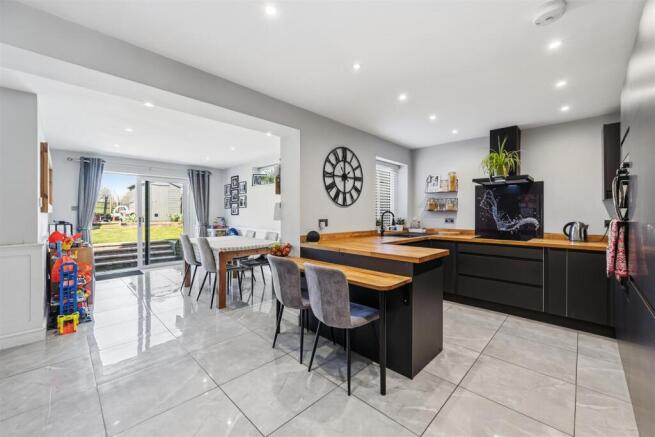 Kitchen-Diner to garden.jpg