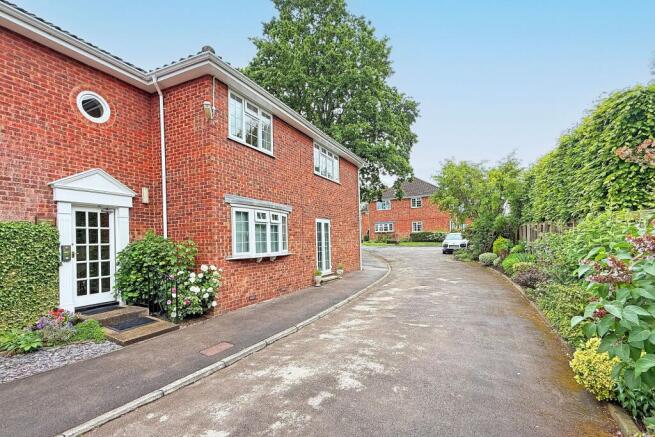 2 bed Flat for sale Image 5