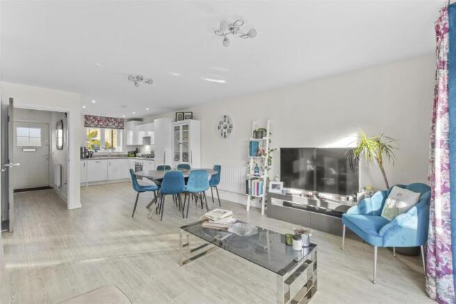 7 Farmers Way, HP27 9EW-3.jpg