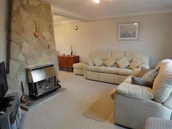 LIVING/DINING ROOM: