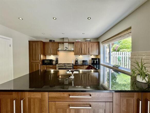 4 bed Detached for sale Image 9